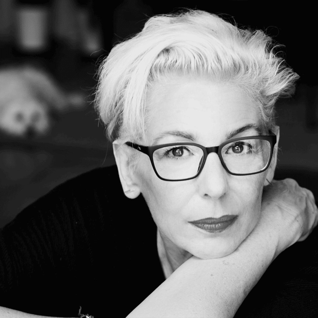 Fotostudio Wiesbaden Frau mit Brille schwarz weiß